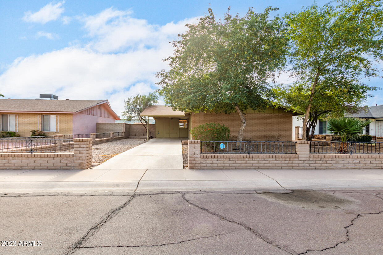 Primary Photo - 1611 E El Parque Dr