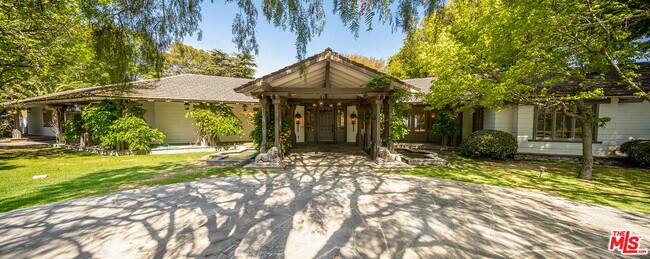 Foto del edificio - 74 Saddleback Rd