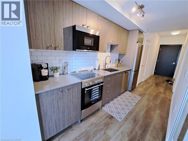 Building Photo - 5 Wellington St S