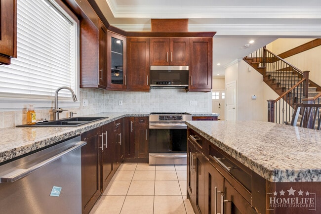 Building Photo - Stunning 4-Bedroom, 3-Bathroom Home for Re...