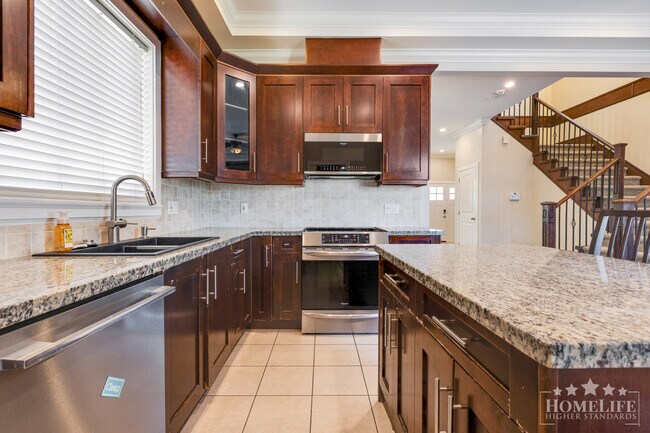 Photo du bâtiment - Stunning 4-Bedroom, 3-Bathroom Home for Re...