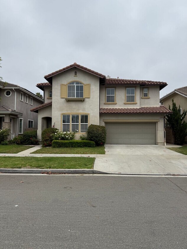 Foto principal - 2 story 4 bed, 3 bath home in Simi Valley