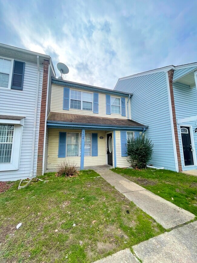 Building Photo - A MUST-SEE TWO BEDROOM 1.5 BATH TOWNHOME I...