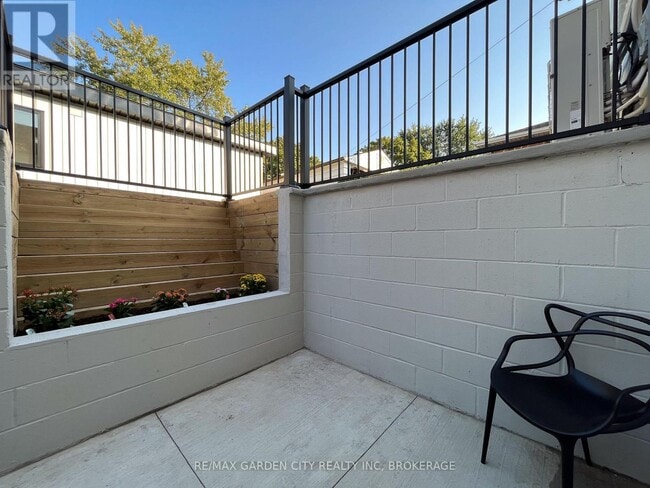 Building Photo - 729 Queensdale Ave E