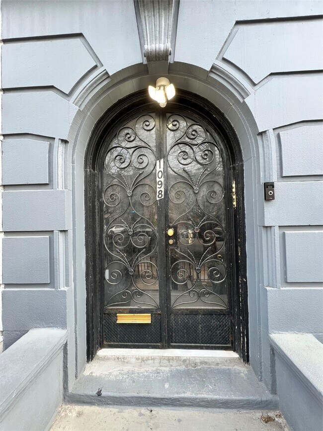 Foto del edificio - 1098 Park Pl