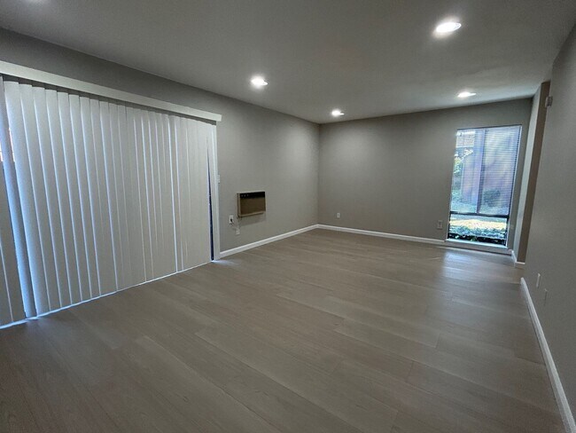 Foto del edificio - Nice 3br/1.5ba Town Home. Great school. Wa...