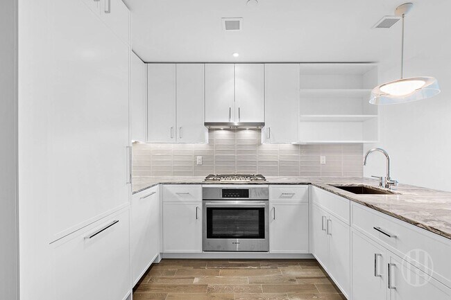 Foto del edificio - 10 Malcolm X Blvd