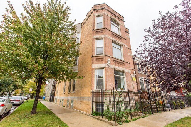 Foto del edificio - HUGE TOP FLOOR 3Bed/2Bath in Logan Square! In-Unit Laundry! Central Air! Large Private Deck!