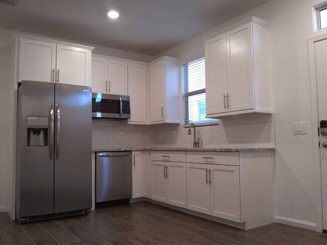 Foto del edificio - 4554 N 92nd Ln