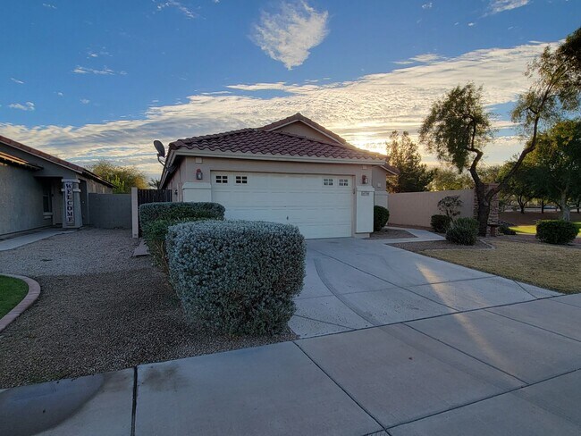 Building Photo - Immaculate 3 Bedroom with a Den