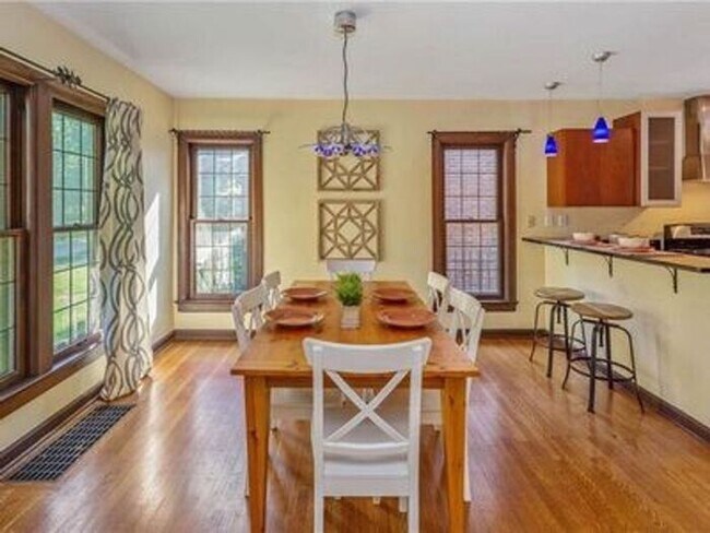 Foto del edificio - Lovely Forest Hills Home