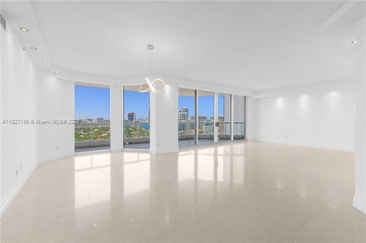 Foto principal - 21200 NE 38th Ave