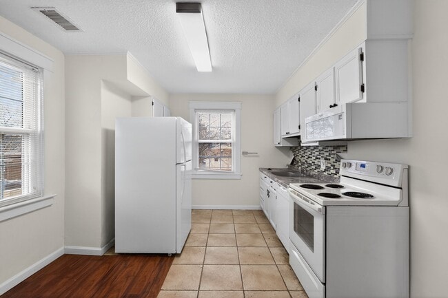 Building Photo - 8 E Marthart Ave