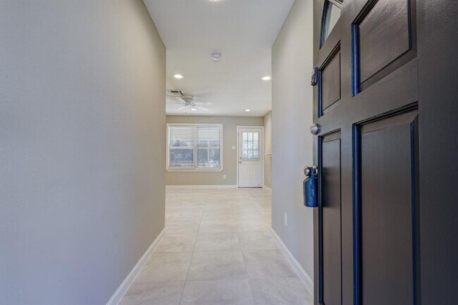Building Photo - 24914 Hickory Hill Rd