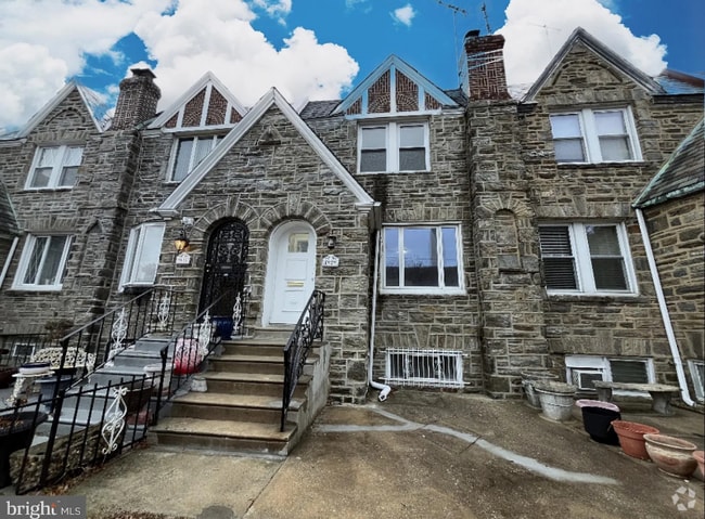 Building Photo - 5929 Woodcrest Ave