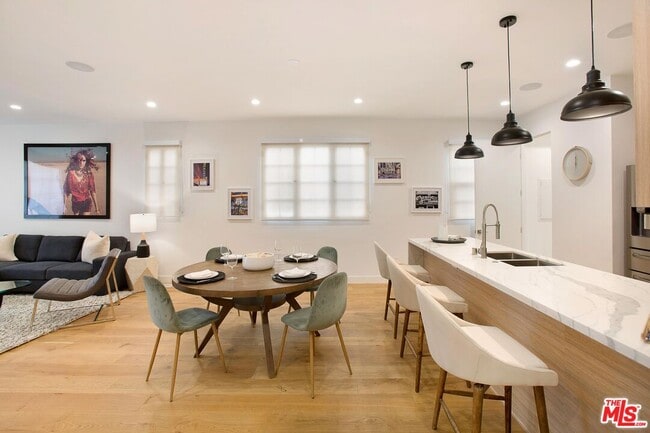 Building Photo - 418 N Stanley Ave