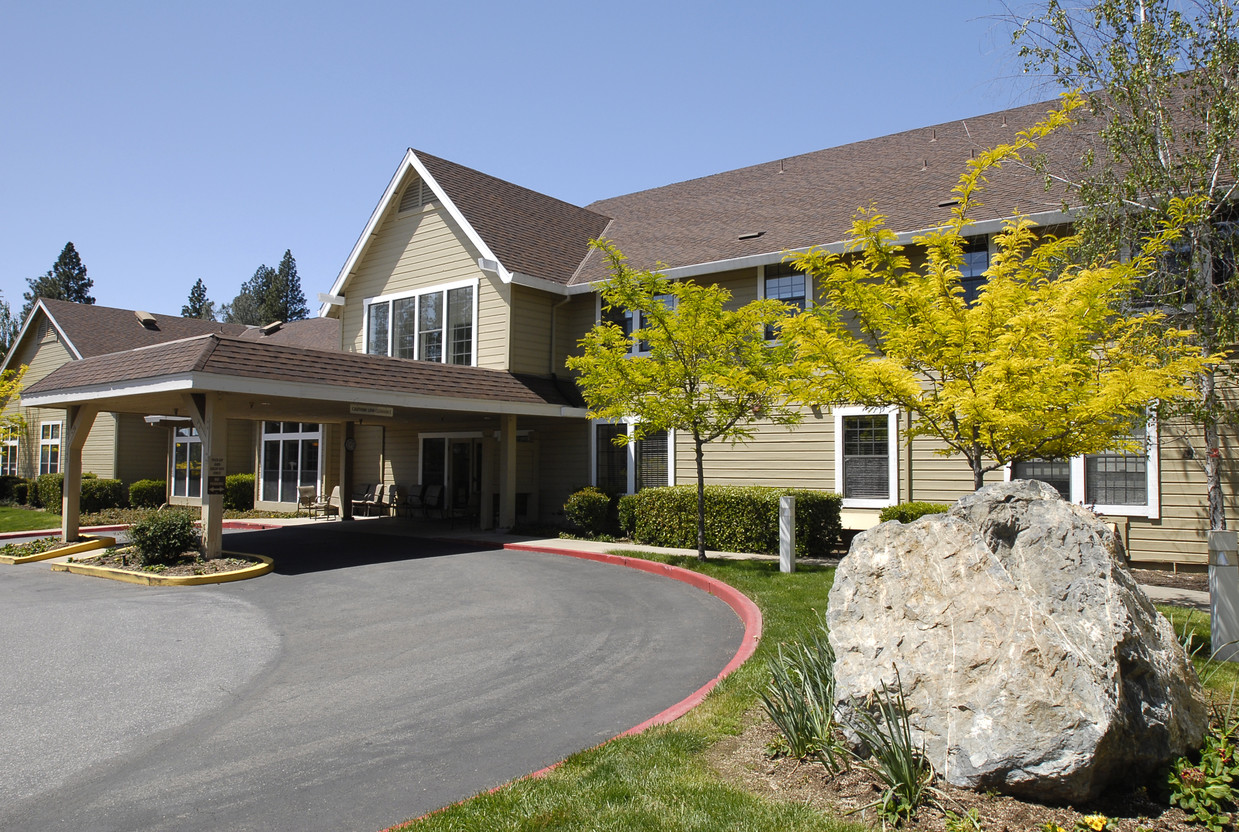 Bienvenido a casa, a Hilltop - Hilltop Commons Senior Living