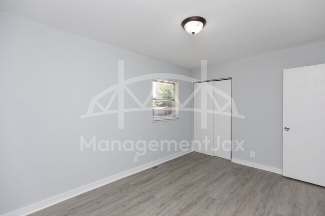 Foto del edificio - 1922 Maclean Rd