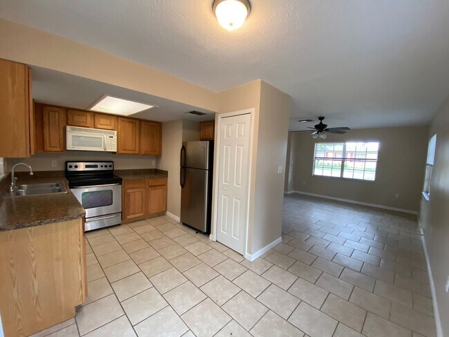 Building Photo - MOVE-IN SPECIAL!! Cozy 2BR/1BA Duplex in Eustis, FL!