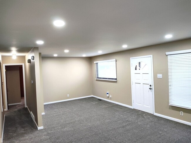 Building Photo - 3 Bd 2 Bath Over 2500 sq ft in Sandy