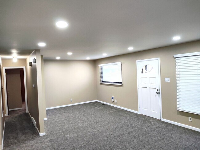 Foto del edificio - 3 Bd 2 Bath Over 2500 sq ft in Sandy