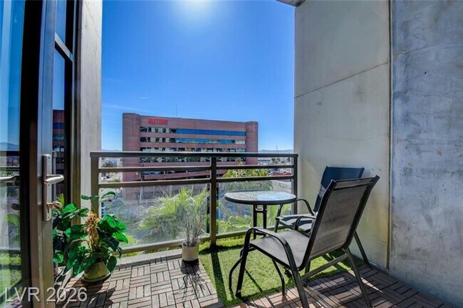 Foto del edificio - Gorgeous Views! Fully Furnished Modern loft-style