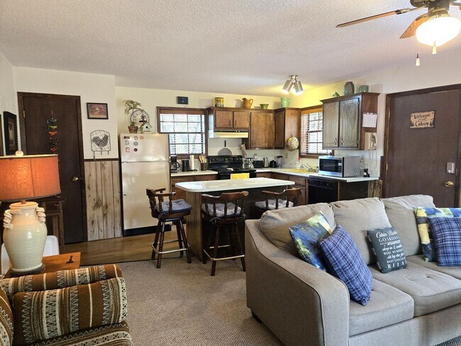 Building Photo - Furnished Cabin Close to Midtown