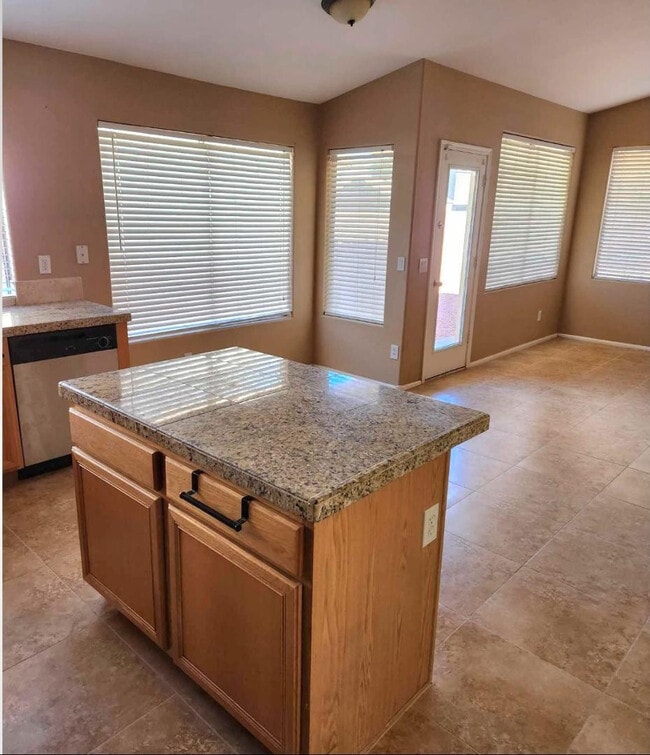 Foto del edificio - 607 N 167th Dr