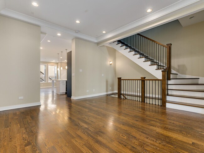 Building Photo - 844 N Damen Ave