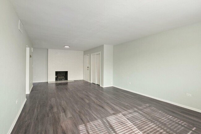 Explora esta elegante sala de estar, perfecta para una vida moderna y reuniones acogedoras. - LaRonja Apartments