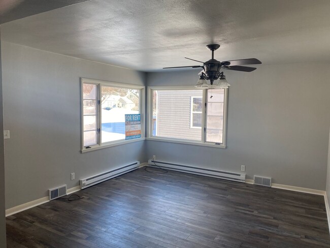 Building Photo - A must see!!! This spacious and newely upd...