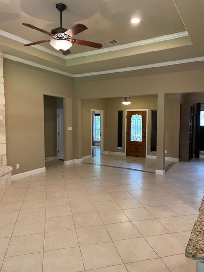 Building Photo - 3 Bedroom 2 1/2 bath Timberwood Park
