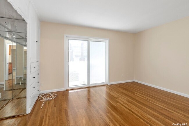 Building Photo - 295 Plain Ct