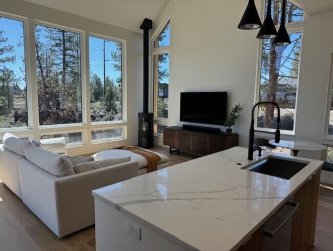 Foto del edificio - Gorgeous new home in Discovery West