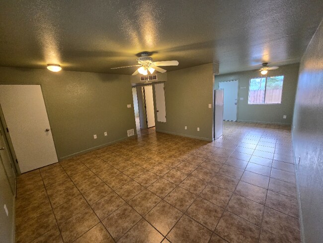 Foto del edificio - 1607 N Louis Ln