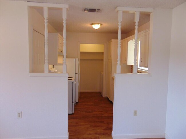 Foto del edificio - 170 Creek Rd