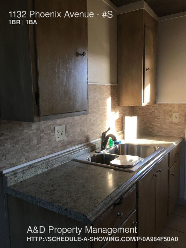 Building Photo - 1 bed 1 bath clean Seaside complex