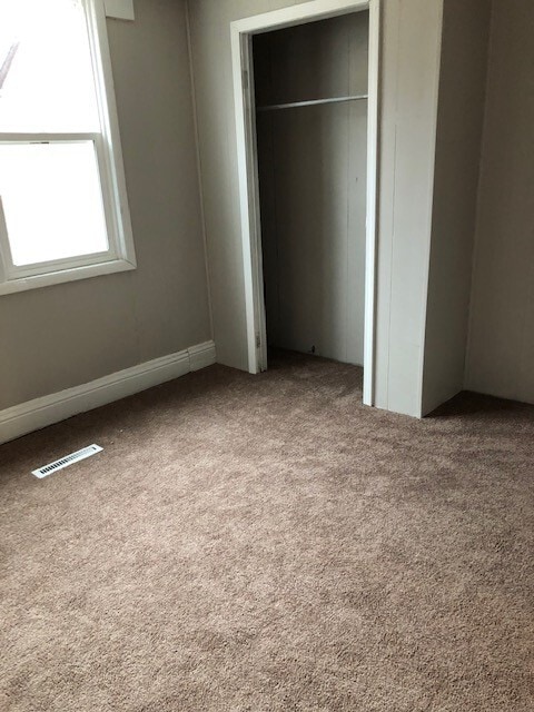Building Photo - One Bedroom One Bath Apartment