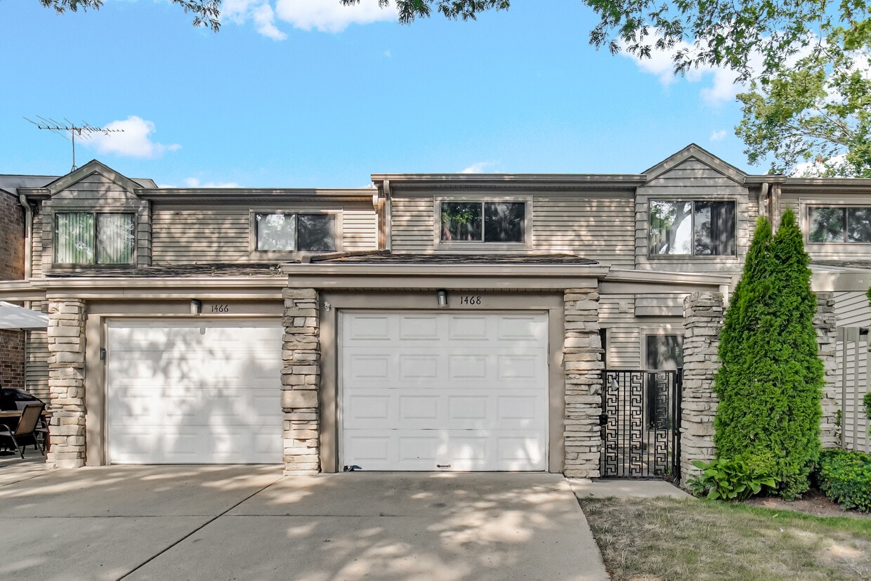 Primary Photo - 1468 N Picadilly Cir