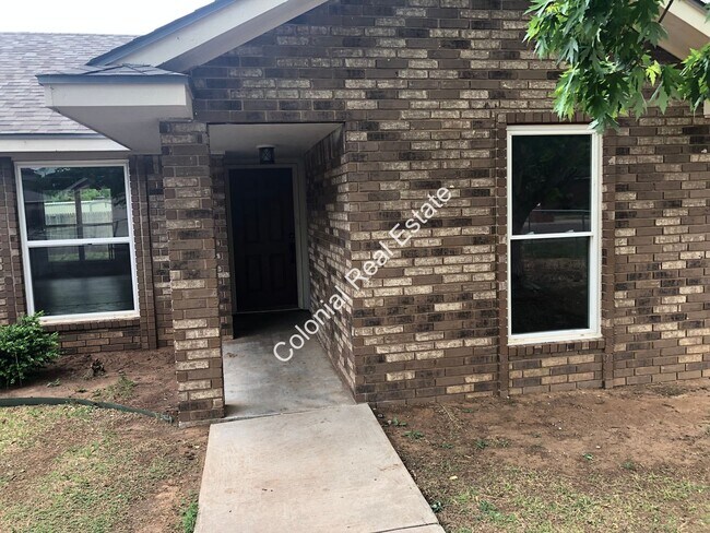 Building Photo - Beautiful and updated 3 bedroom 2 bathroom...