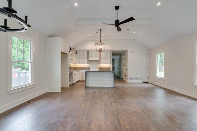 Building Photo - Gorgeous 3 Bedroom Cottage Style Home