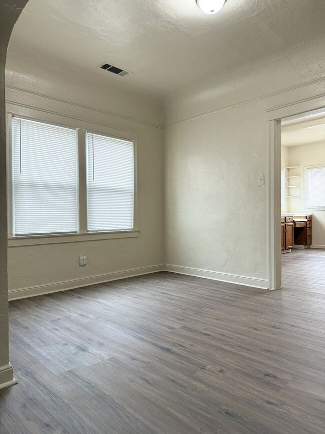 Building Photo - Endearing 3/1 Available!