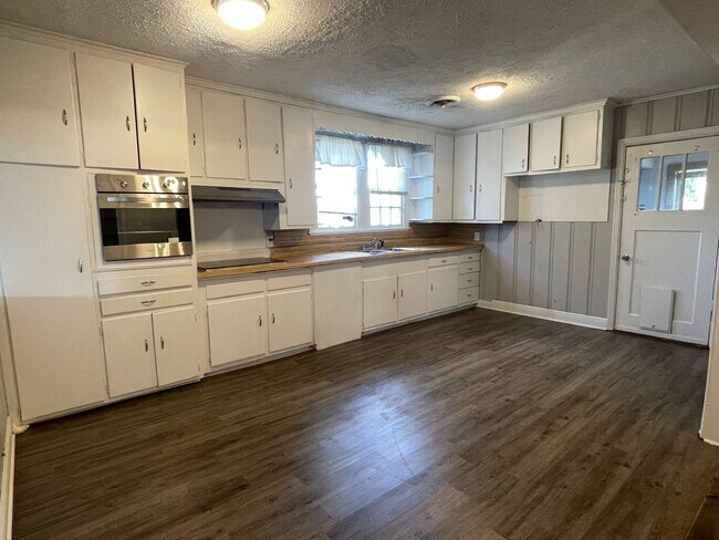 Building Photo - 3B/2B Home Available in Lake Charles-Accep...