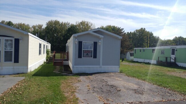Building Photo - 1664 Fyler Rd