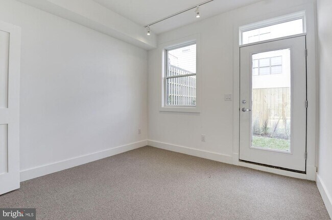 Foto del edificio - 729 Hobart Pl NW