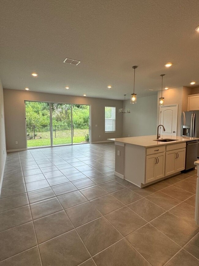 Building Photo - GREAT TOWNHOUSE  3 BEDROOM 2.5 BATHROOM  IN ASTERA