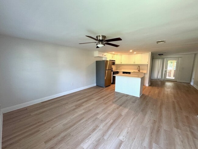 Photo - Charming 2-Bed/2-Bath Home for Rent in Gulf Gate-Sarasota, FL!