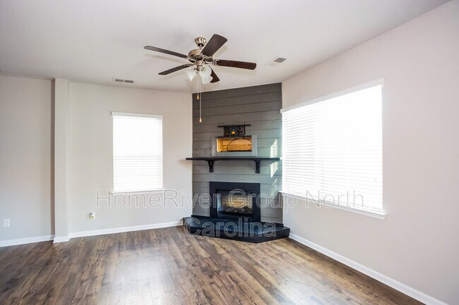 Foto del edificio - 155 King William Dr