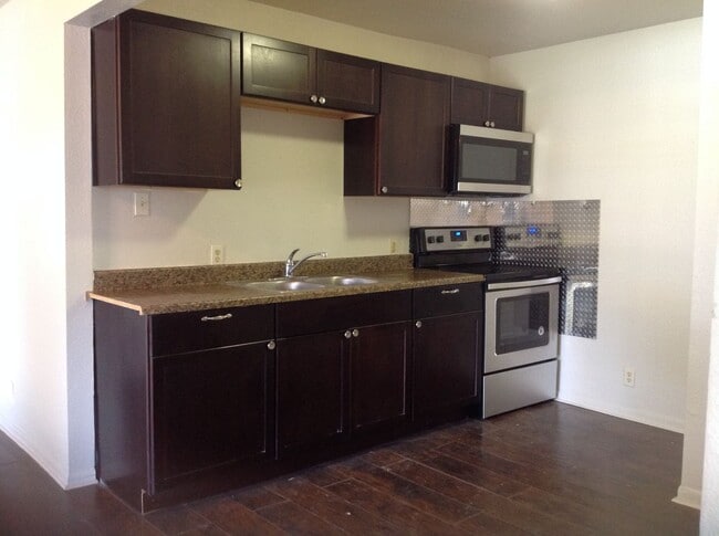 Building Photo - 206 Hub Ave