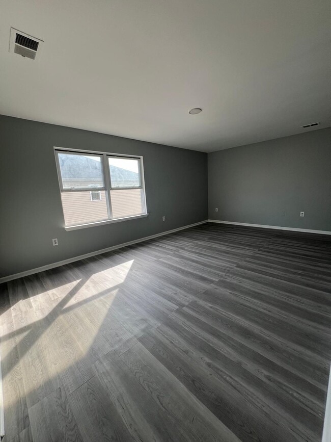 1st bedroom - 44 Elwood Ave